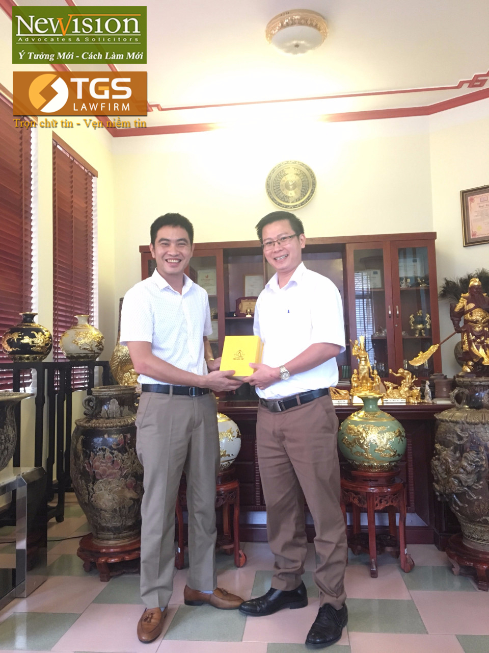 Ông Tạ Văn Thắng đại diện Công ty Bát Tràng tặng quà lưu niệm cho Luật sư Nguyễn Văn Tuấn sau buổi gặp mặt, làm việc