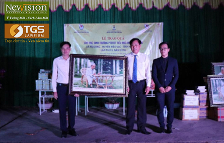 Ông Trần Văn Sại – Phó Giám đốc Luật TGS và là Phó Tổng Giám đốc Công ty CP Đầu tư và Kinh doanh Bất động sản TGS Group và anh Đỗ Đức Tài là cán bộ Luật TGS tặng quà cho đại diện UBND xã Pải Lủng