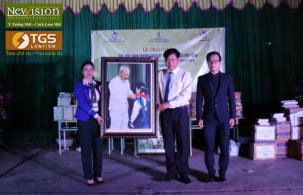 Ông Trần Văn Sại – Phó Giám đốc Luật TGS và là Phó Tổng Giám đốc Công ty CP Đầu tư và Kinh doanh Bất động sản TGSGroup và anh Đỗ Đức Tài là cán bộ Luật TGS tặng quà cho đại diện trường Trung học sơ sở  xã Pải Lủng