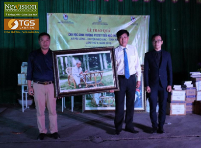 Ông Trần Văn Sại – Phó Giám đốc Luật TGS và là Phó Tổng Giám đốc Công ty CP Đầu tư và Kinh doanh Bất động sản TGSGroup và anh Đỗ Đức Tài là cán bộ Luật TGS tặng quà cho đại diện trường Tiểu học  xã Pải Lủng