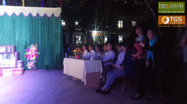 Ông Trần Văn Sại cùng đoàn đại biểu tham dự lễ trao quà cho học sinh có hoàn cảnh đặc biệt khó khăn